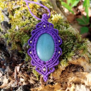 Talisman violet en macramé avec aventurine verte
