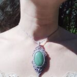 Talisman lilas en macramé avec aventurine verte