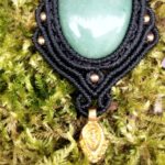 Talisman noir en macramé avec aventurine verte et breloque indienne