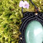 Talisman noir en macramé avec aventurine verte et breloque indienne