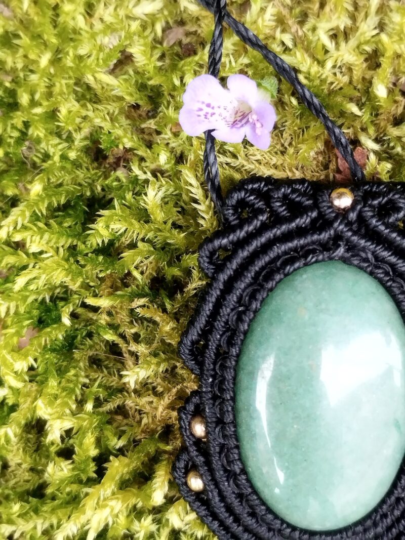 Talisman noir en macramé avec aventurine verte et breloque indienne