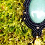 Talisman noir en macramé avec aventurine verte et breloque indienne