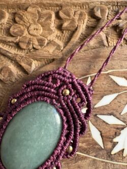 Talisman bordeaux en macramé avec aventurine verte
