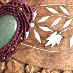 Talisman bordeaux en macramé avec aventurine verte