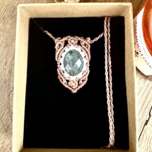 Talisman en macramé avec labradorite facettée, fil taupe et blanc