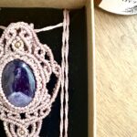 Talisman en macramé taupe avec améthyste et arabesques