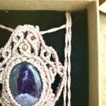 Talisman en macramé taupe avec améthyste et arabesques