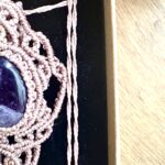 Talisman en macramé taupe avec améthyste et arabesques