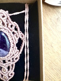 Talisman en macramé taupe avec améthyste et arabesques