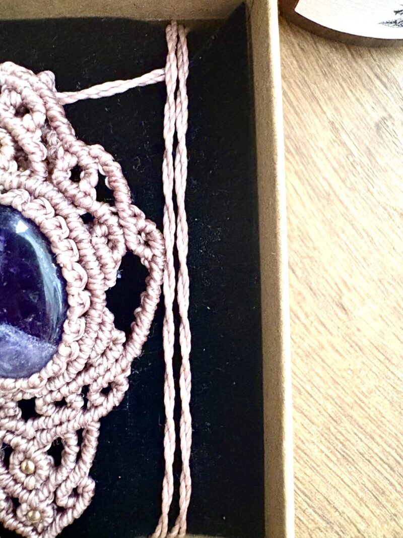 Talisman en macramé taupe avec améthyste et arabesques