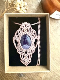 Talisman en macramé taupe avec améthyste et arabesques