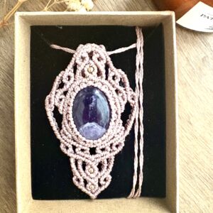 Talisman en macramé taupe avec améthyste et arabesques