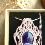 Talisman en macramé taupe avec améthyste et arabesques