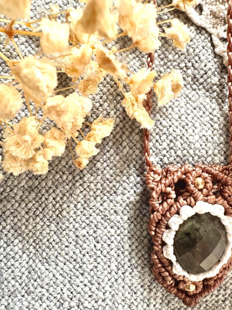 Talisman en macramé avec labradorite facettée, fil taupe et blanc