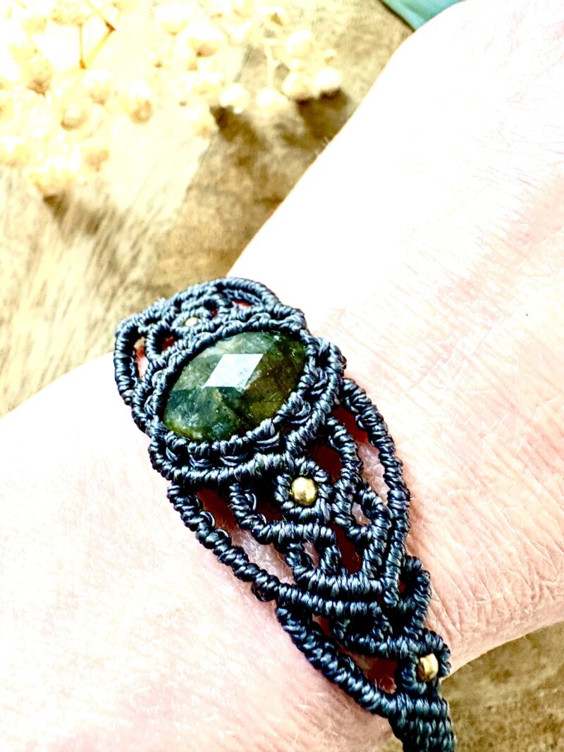 Bracelet en macramé noir avec labradorite facettée
