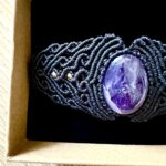 Manchette macramé noir avec améthyste