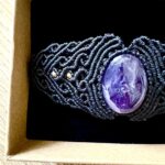 Manchette macramé noir avec améthyste