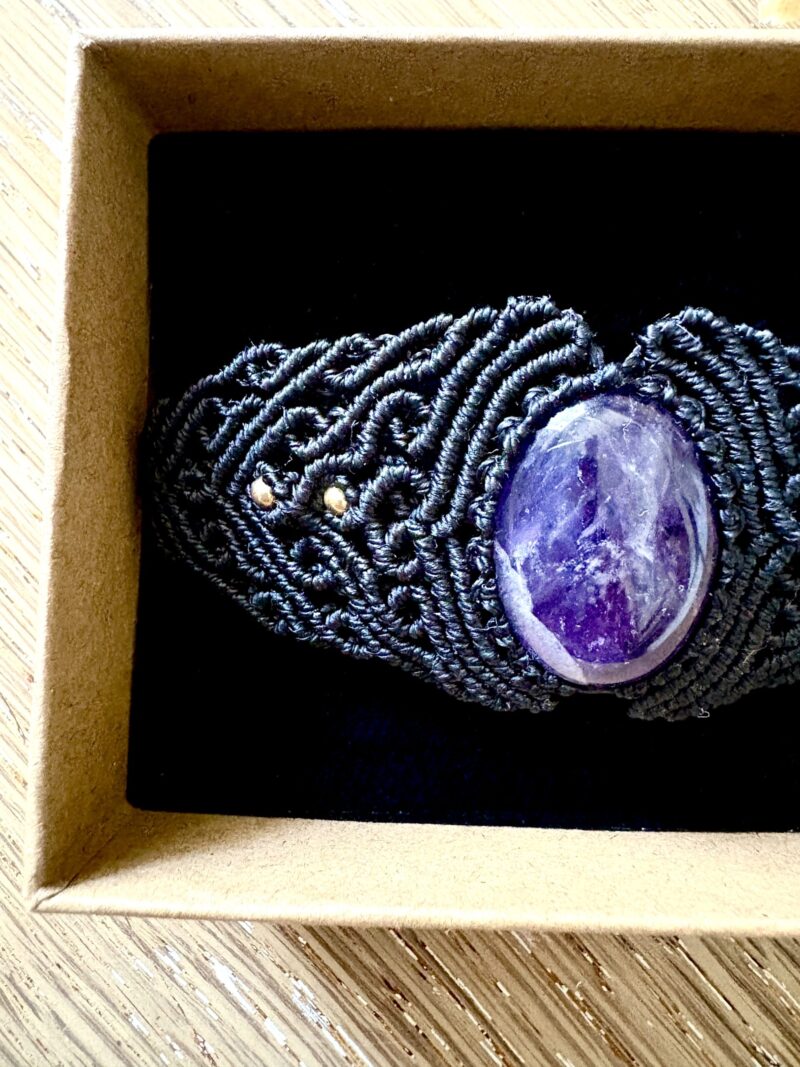 Manchette macramé noir avec améthyste