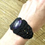Manchette macramé noir avec améthyste