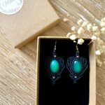 Boucles d’oreilles macramé noir avec agates vertes