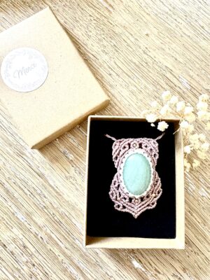 Talisman macramé marron glacé avec aventurine verte