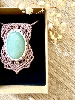 Talisman macramé marron glacé avec aventurine verte