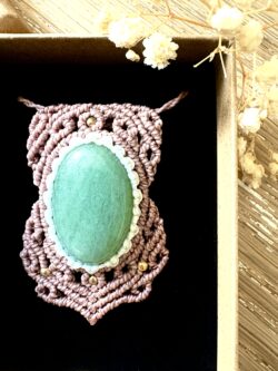 Talisman macramé marron glacé avec aventurine verte