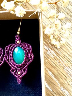 Boucles d’oreilles macramé bordeaux avec agates vertes