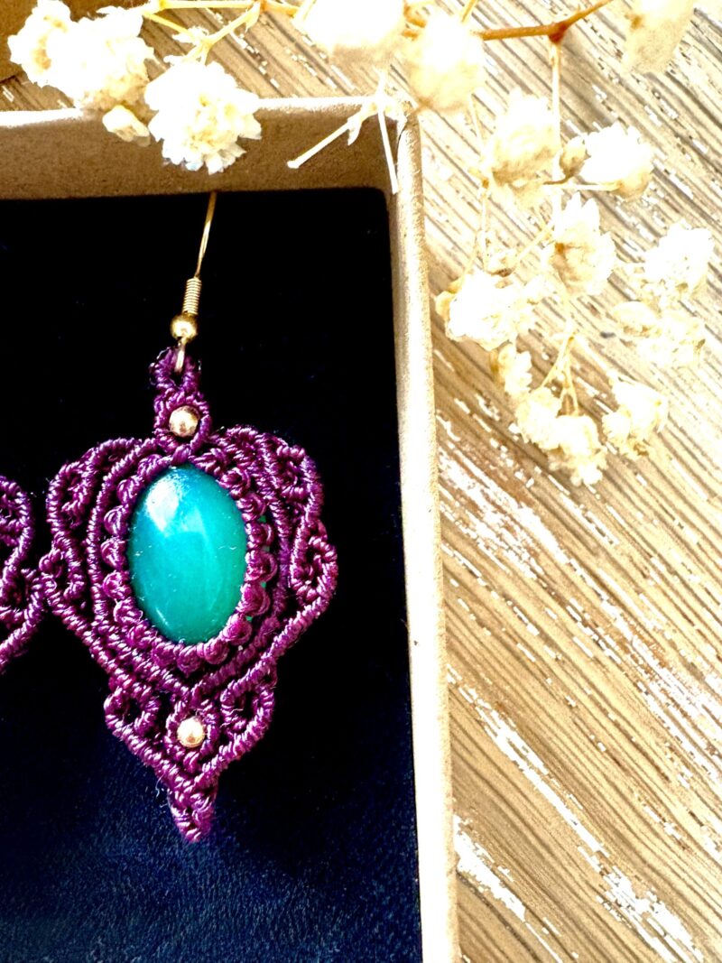 Boucles d’oreilles macramé bordeaux avec agates vertes