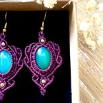 Boucles d’oreilles macramé bordeaux avec agates vertes