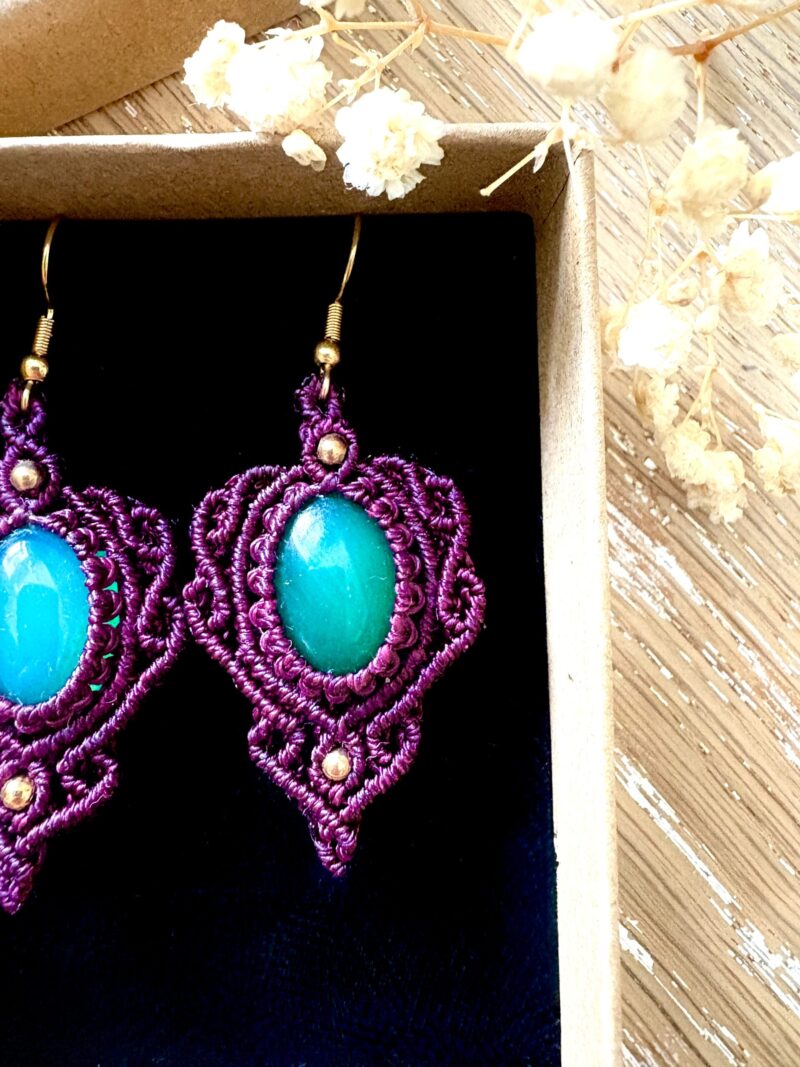 Boucles d’oreilles macramé bordeaux avec agates vertes