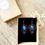 Boucles d’oreilles macramé bordeaux avec agates vertes