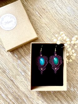 Boucles d’oreilles macramé bordeaux avec agates vertes