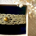 Manchette macramé kaki avec perle œil de tigre