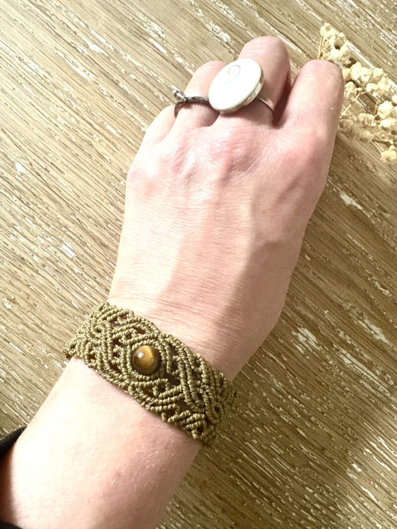 Manchette macramé kaki avec perle œil de tigre