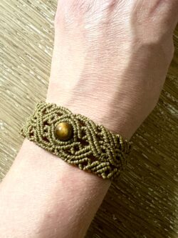 Manchette macramé kaki avec perle œil de tigre