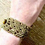 Manchette macramé kaki avec perle œil de tigre