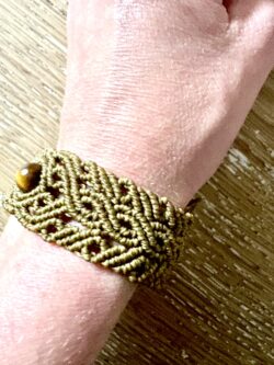Manchette macramé kaki avec perle œil de tigre