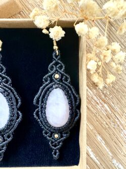 Boucles d’oreilles quartz rose macramé faites main