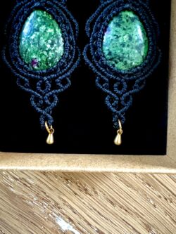 Boucles d’oreilles rubis zoïsite macramé fait main