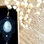 Boucles d’oreilles labradorite grise macramé fait main