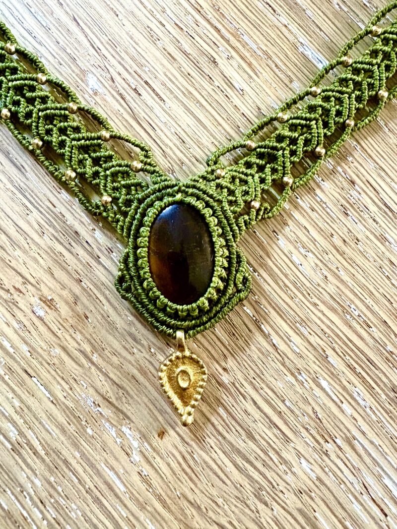 Plastron macramé œil de tigre avec dentelle verte et perles de laiton