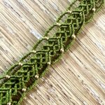 Plastron macramé œil de tigre avec dentelle verte et perles de laiton