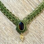Plastron macramé œil de tigre avec dentelle verte et perles de laiton