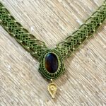 Plastron macramé œil de tigre avec dentelle verte et perles de laiton