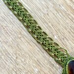 Plastron macramé œil de tigre avec dentelle verte et perles de laiton