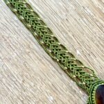 Plastron macramé œil de tigre avec dentelle verte et perles de laiton