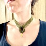 Plastron macramé œil de tigre avec dentelle verte et perles de laiton