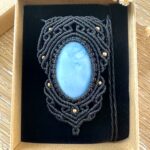 Talisman opale bleue macramé fait main