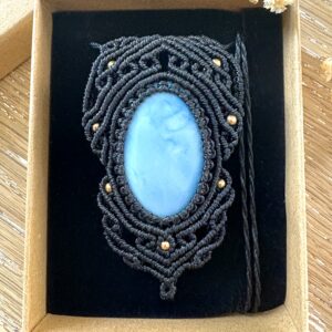 Talisman opale bleue macramé fait main